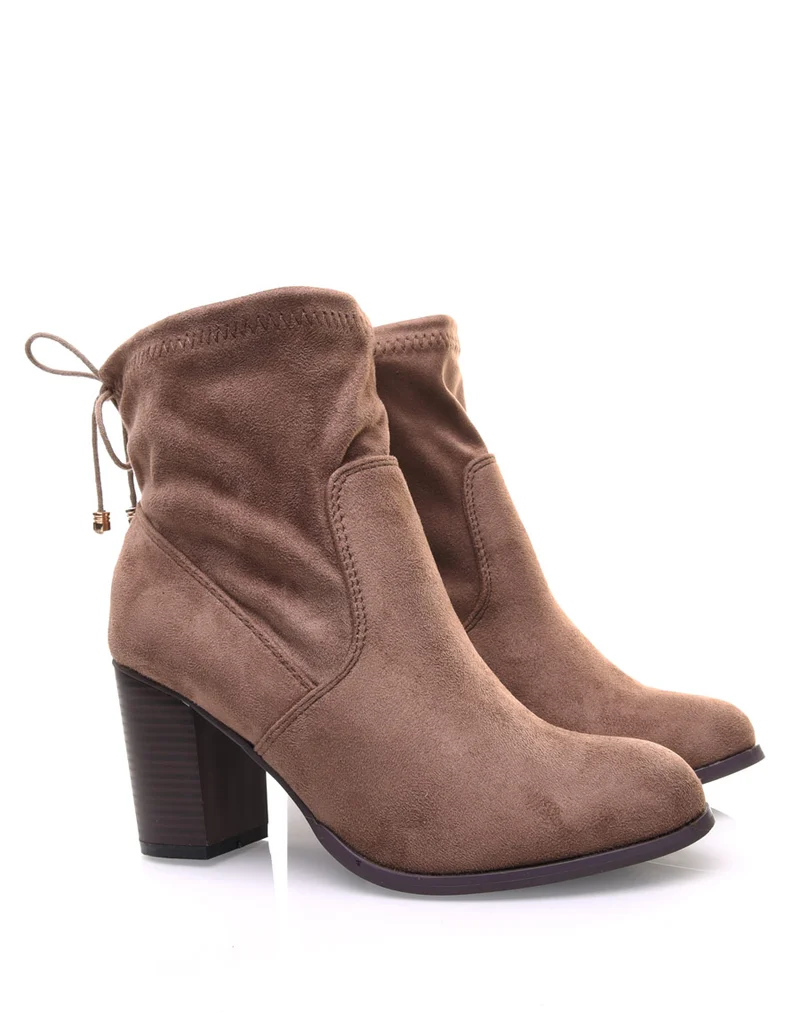Bottines taupes souples en suédine à talons