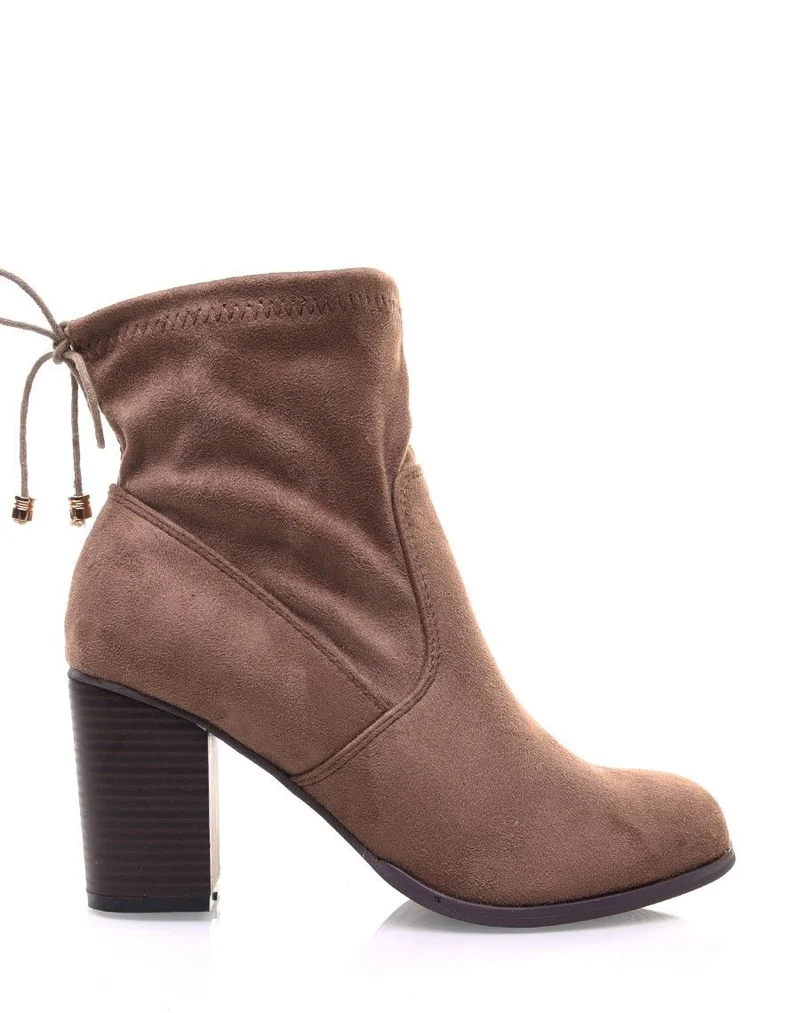 Bottines taupes souples en suédine à talons