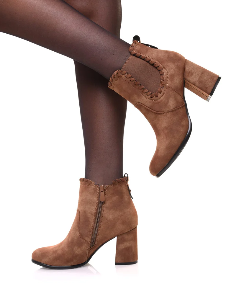 Bottines à talons camel en suédine et détails torsadés