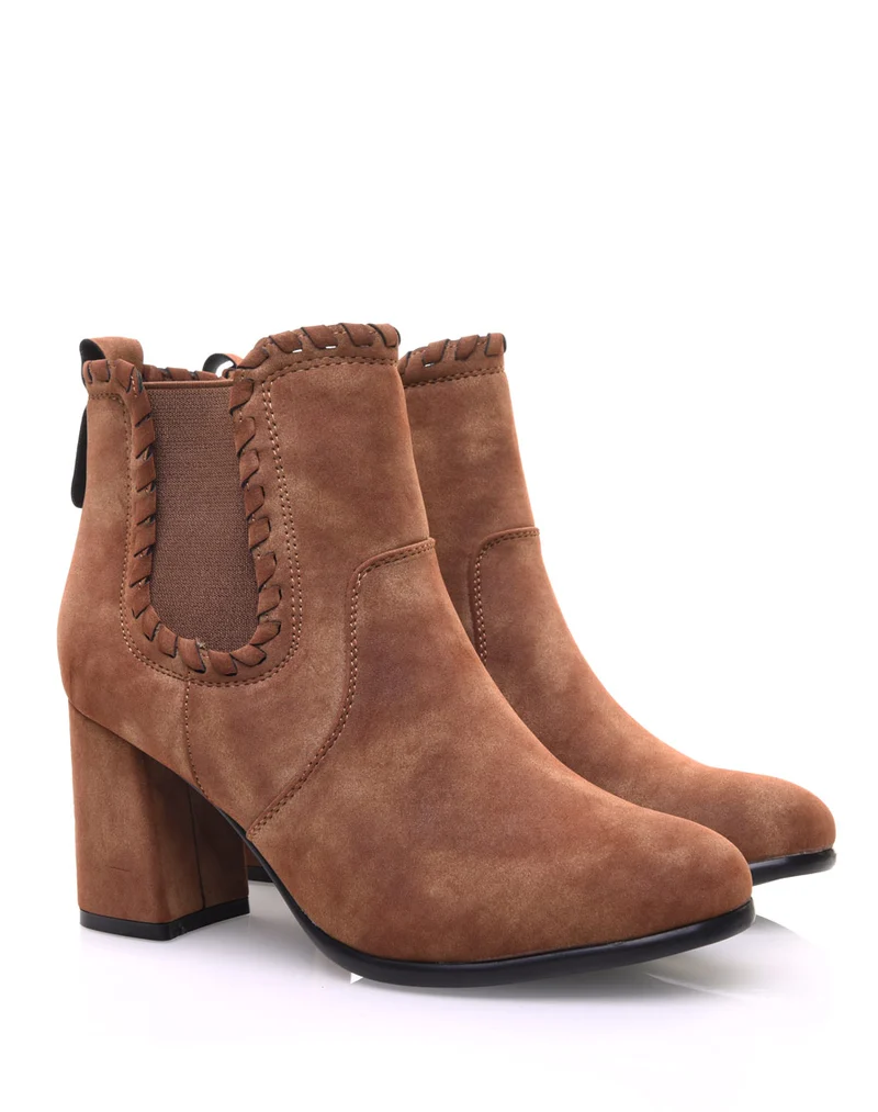 Bottines à talons camel en suédine et détails torsadés