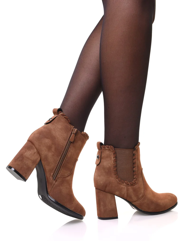 Bottines à talons camel en suédine et détails torsadés
