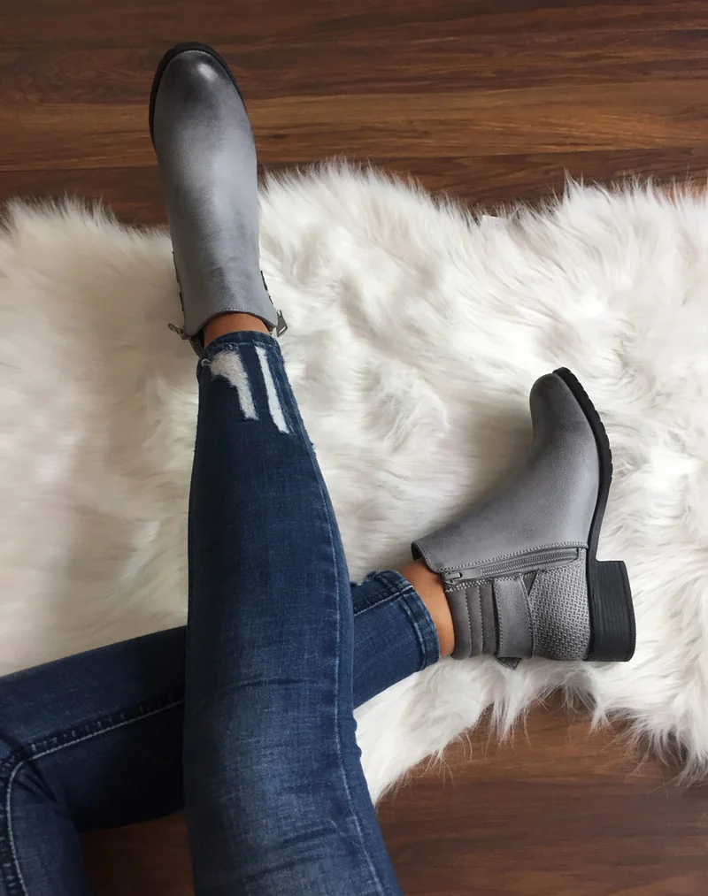 Bottines grises à talons et fermetures zippées