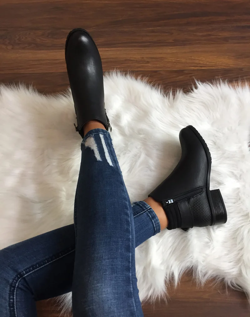Bottines noires à talons et fermetures zippées