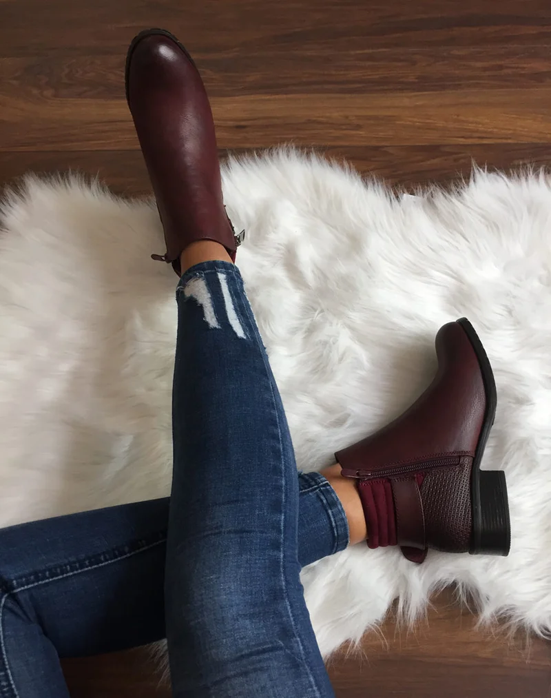 Bottines bordeaux à talons et fermetures zippées