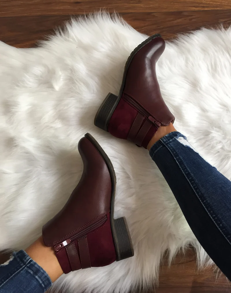 Bottines basses bordeaux à sangles argentées