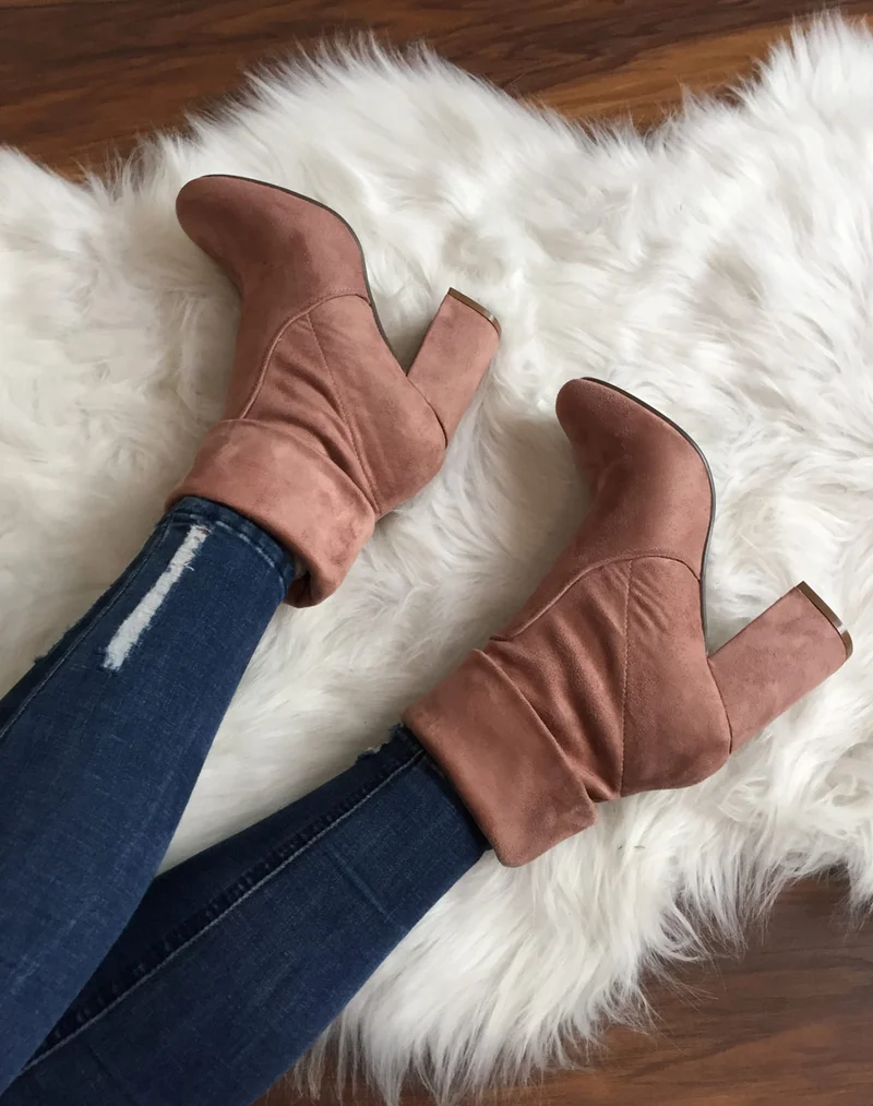 Bottines hautes roses entièrement en suédine