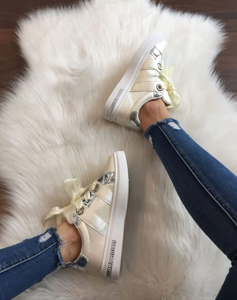 Baskets blanches avec lacets effets satinés
