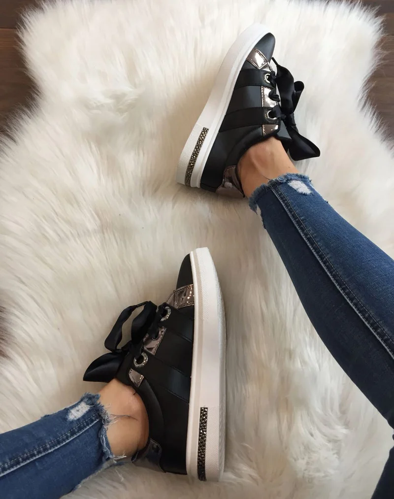 Baskets noires avec lacets effets satinés