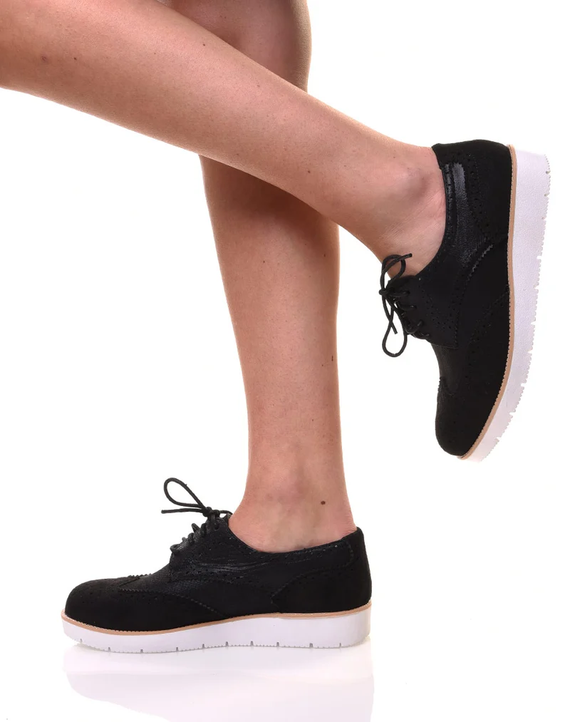 Derbies noires avec semelle cloutée