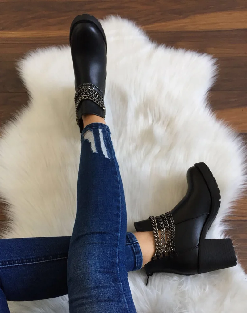Bottines noires avec des chaines