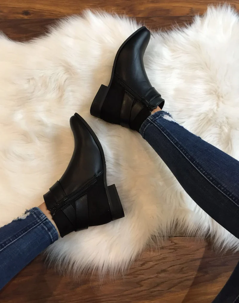Bottines noires plates lanières à sangles décoratives