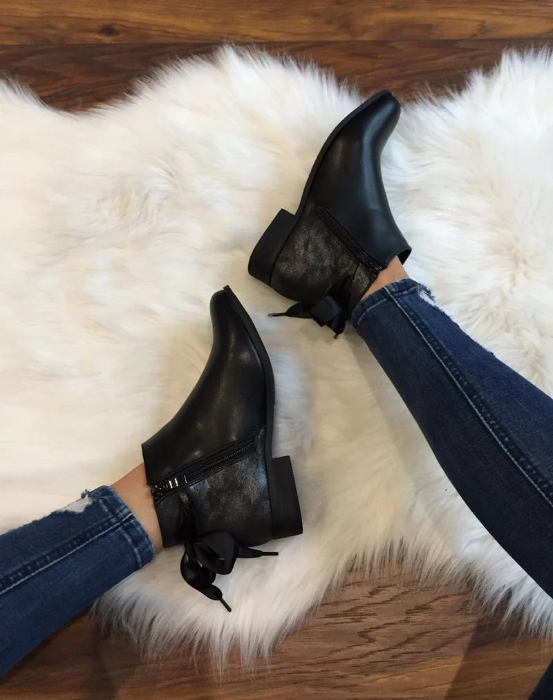 Bottines noires plates lacet décoratif en satin