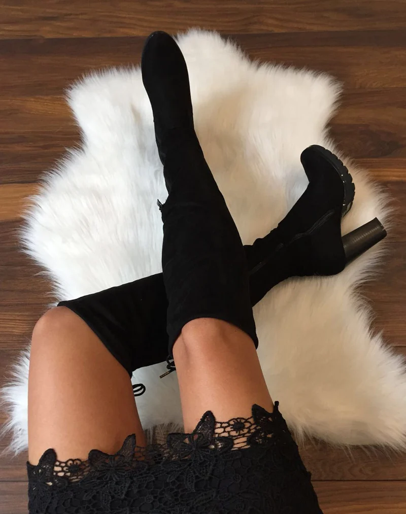 Cuissardes noires en suédines talons hauts