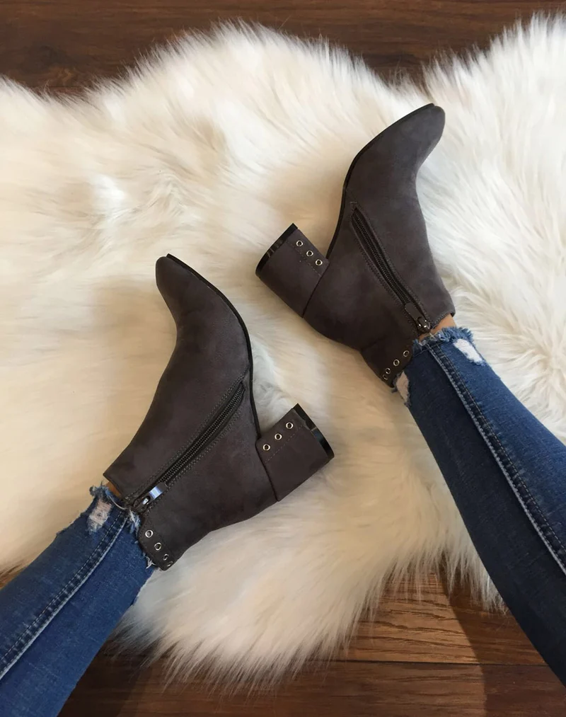 Bottines grises en suédine ornées d'oeillets