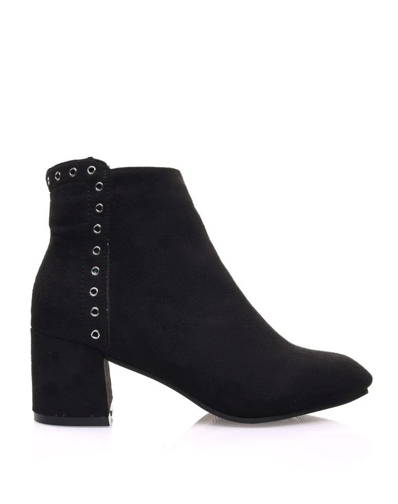 Bottines noires en suédine ornées d??illets