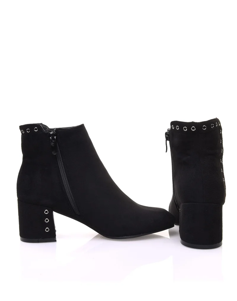 Bottines noires en suédine ornées d??illets