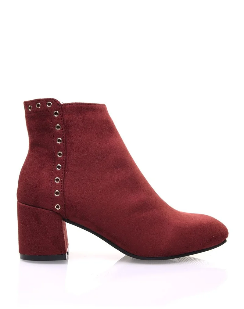 Bottines bordeaux en suédine ornées d'oeillets