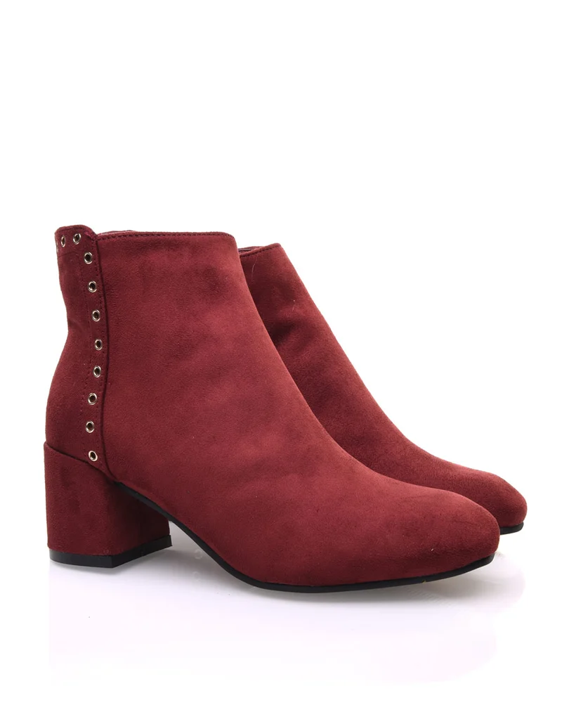 Bottines bordeaux en suédine ornées d'oeillets
