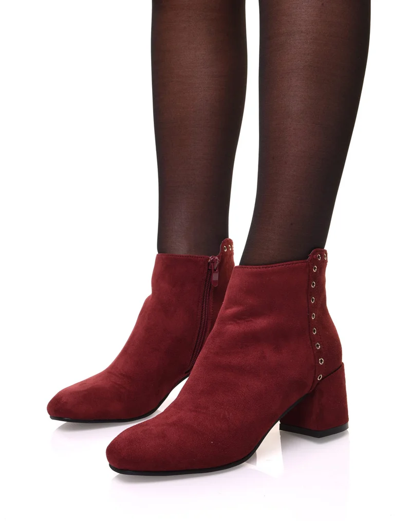Bottines bordeaux en suédine ornées d'oeillets