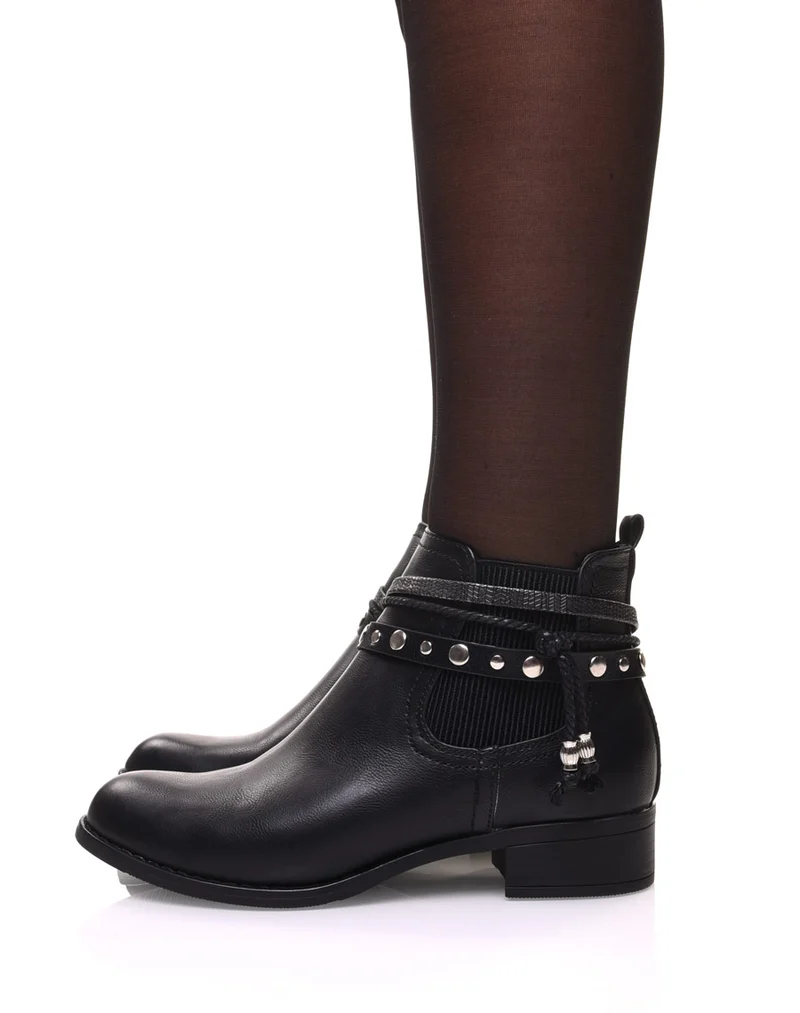 Bottines plates noires avec différentes lanières