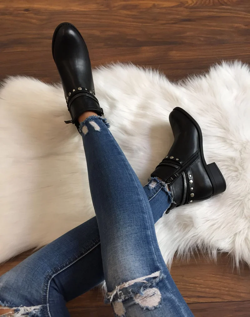 Bottines plates noires avec différentes lanières