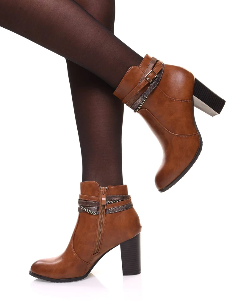Bottines camel à talons hauts et brides décoratives
