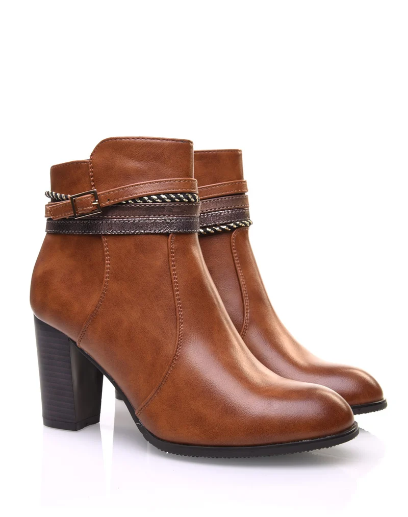 Bottines camel à talons hauts et brides décoratives