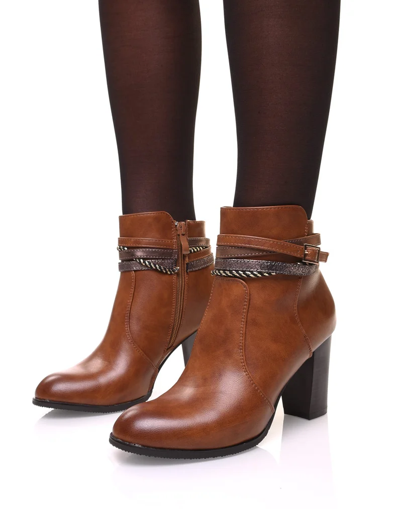 Bottines camel à talons hauts et brides décoratives