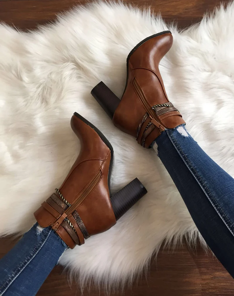 Bottines camel à talons hauts et brides décoratives