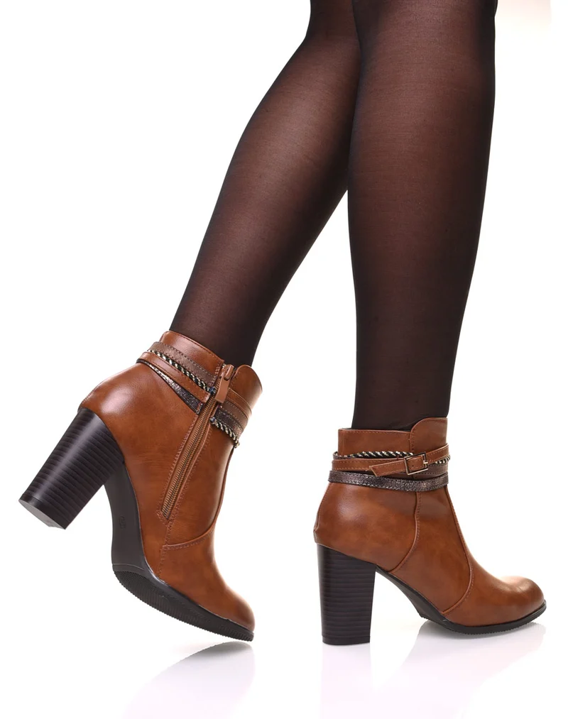 Bottines camel à talons hauts et brides décoratives
