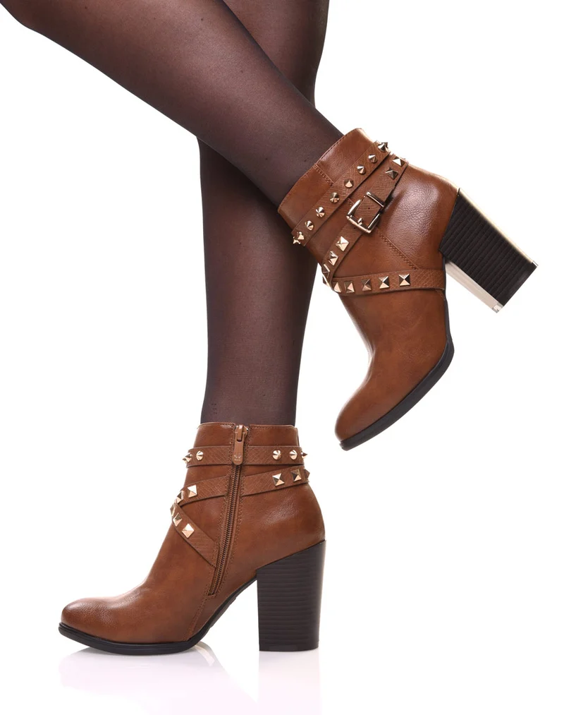 Bottines camel à talons et clous pyramidaux
