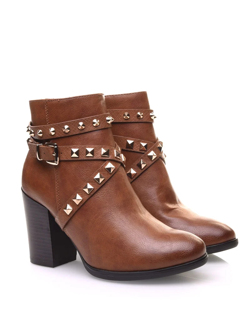 Bottines camel à talons et clous pyramidaux