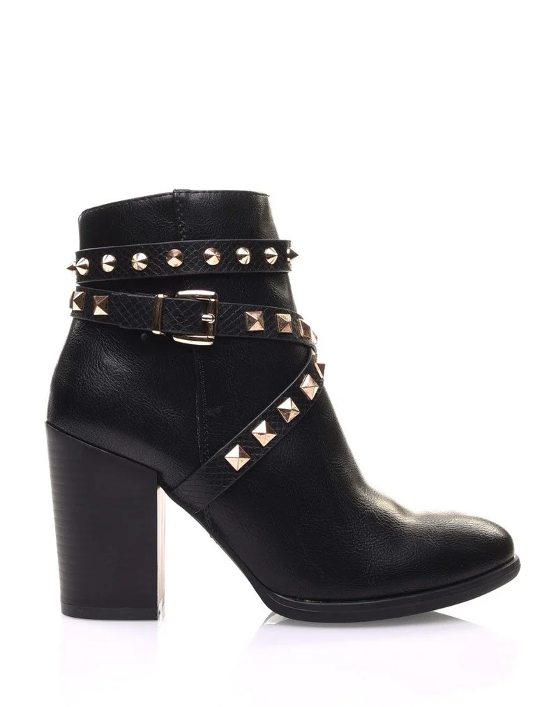 Bottines noires à talons et clous pyramidaux