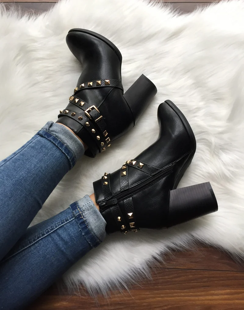 Bottines noires à talons et clous pyramidaux