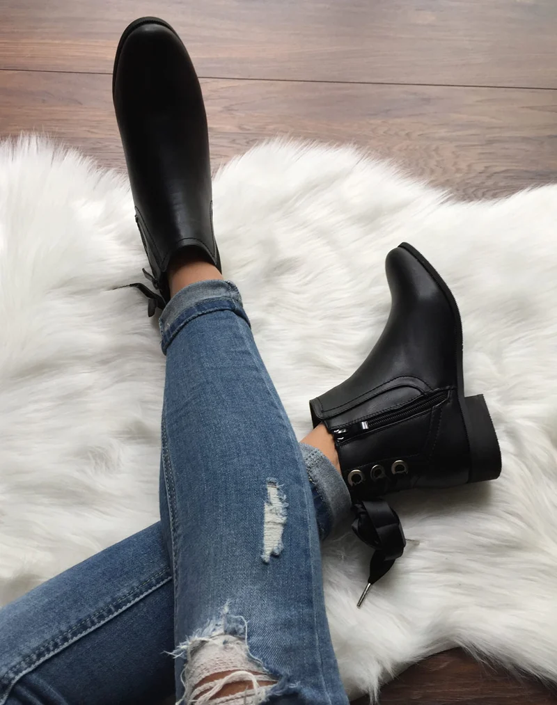 Chelsea boots noires à oeillets et noeud
