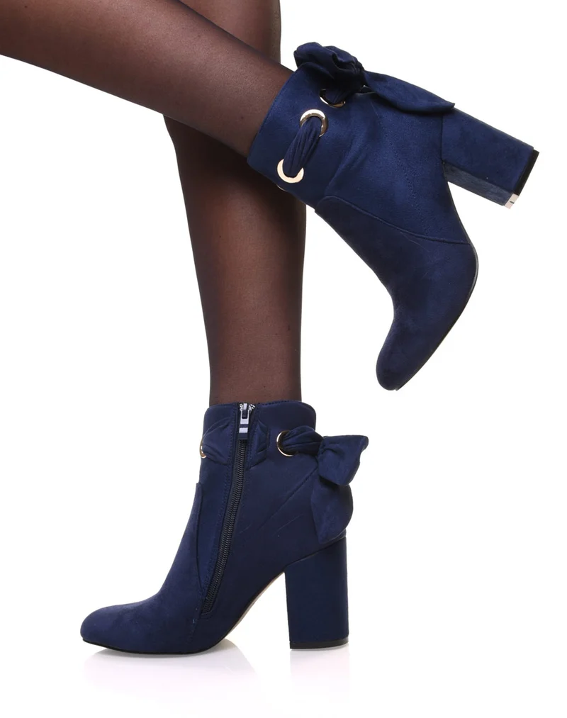 Bottines bleues à noeud et oeillets dorés