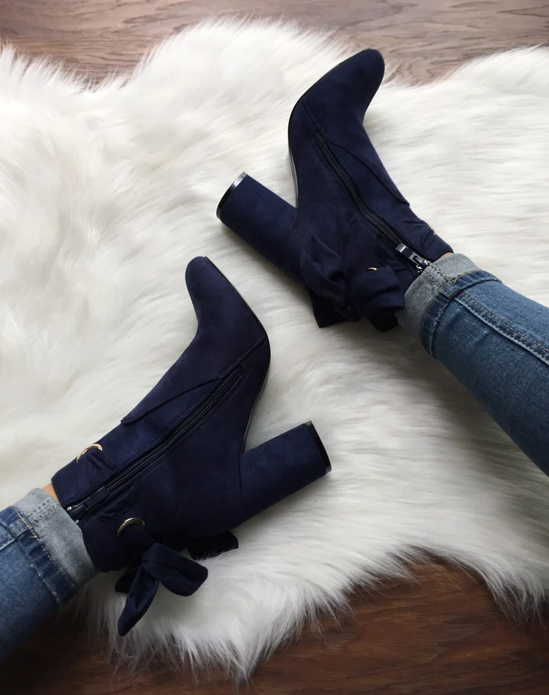 Bottines bleues à noeud et oeillets dorés