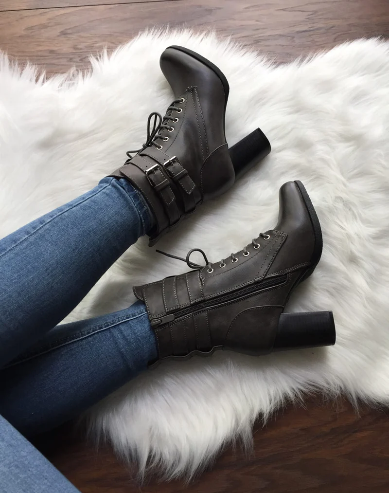 Bottines grises à talons lacées