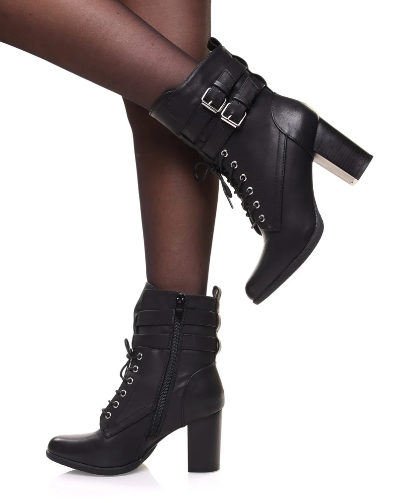 Bottines noires à talons lacées