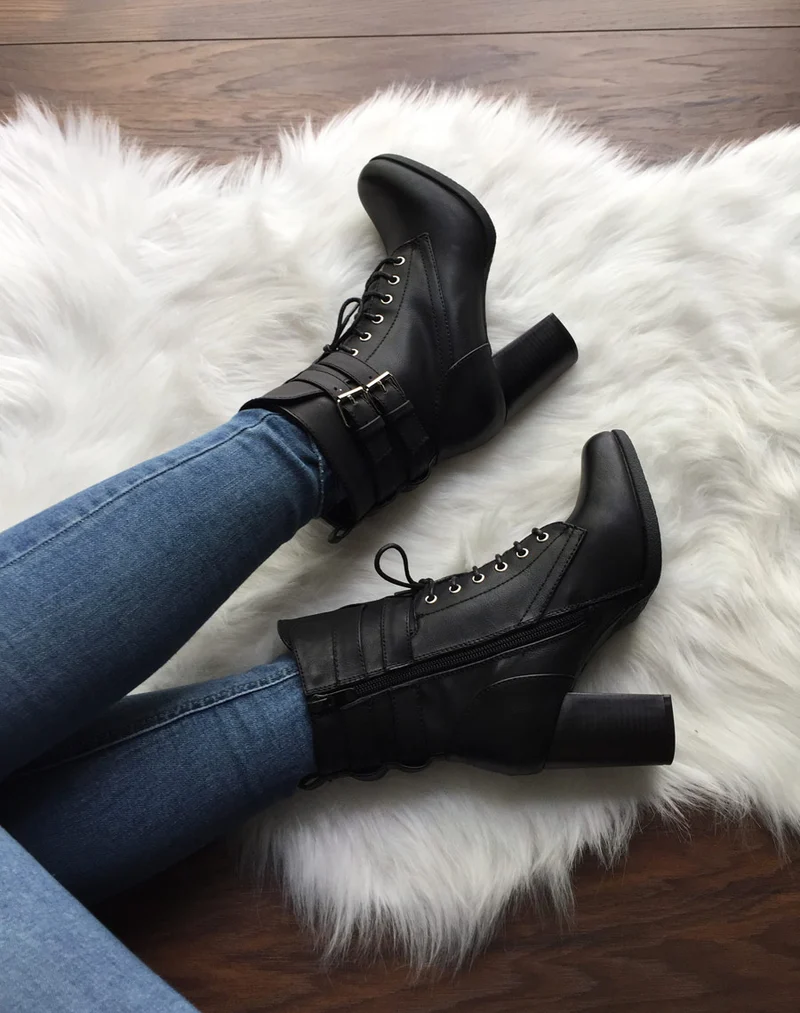 Bottines noires à talons lacées