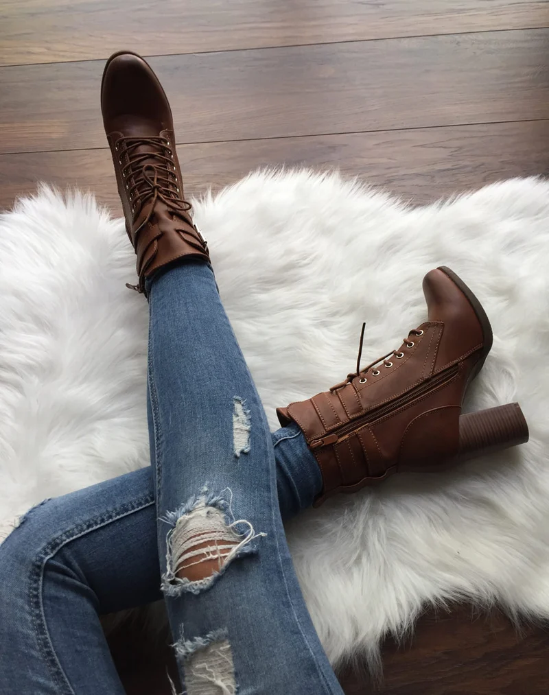 Bottines camel à talons lacées