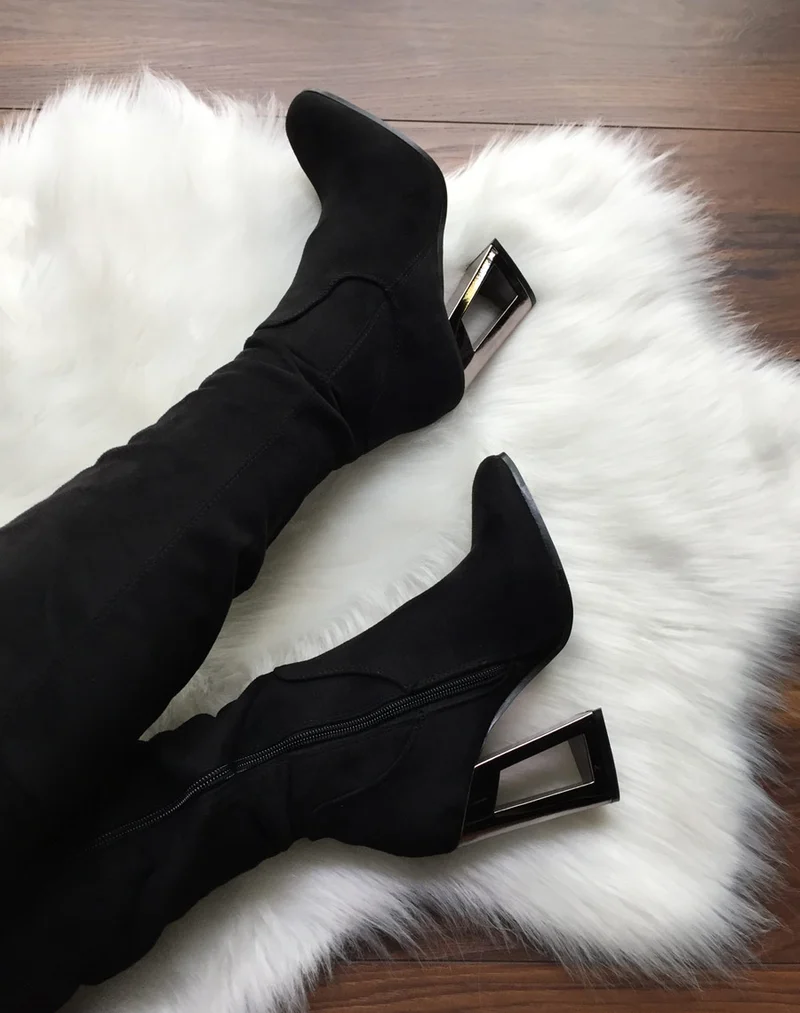 Cuissardes noires à talons graphiques métallisés