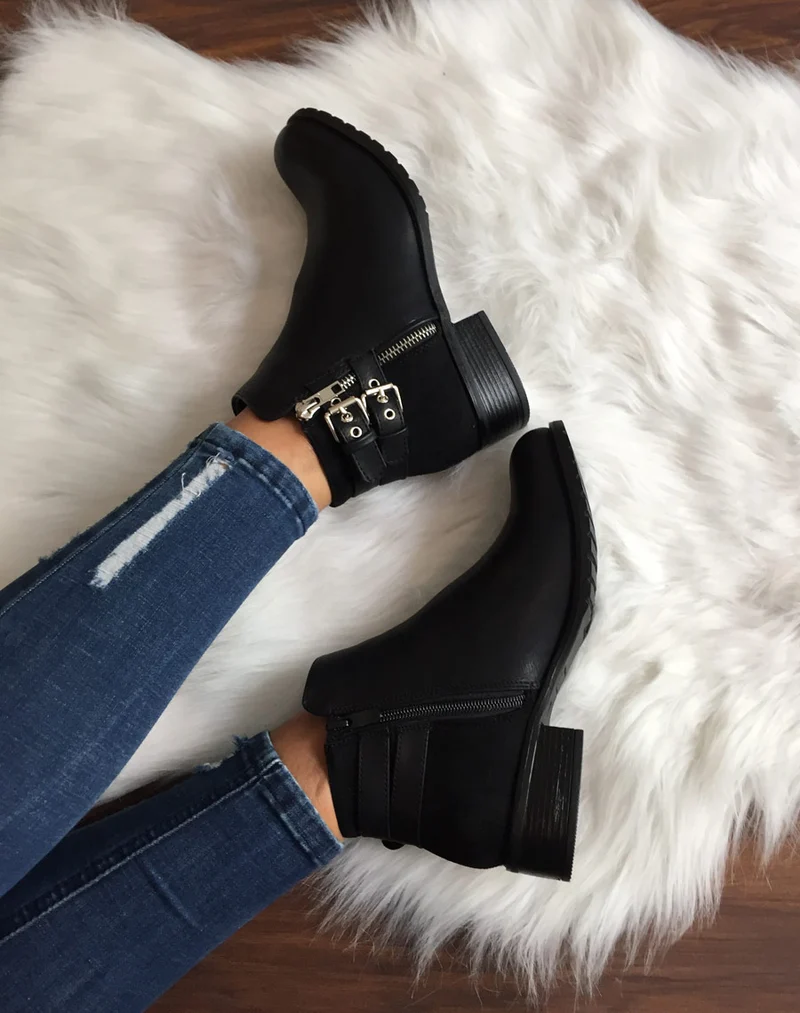 Bottines basses noires à sangles argentées