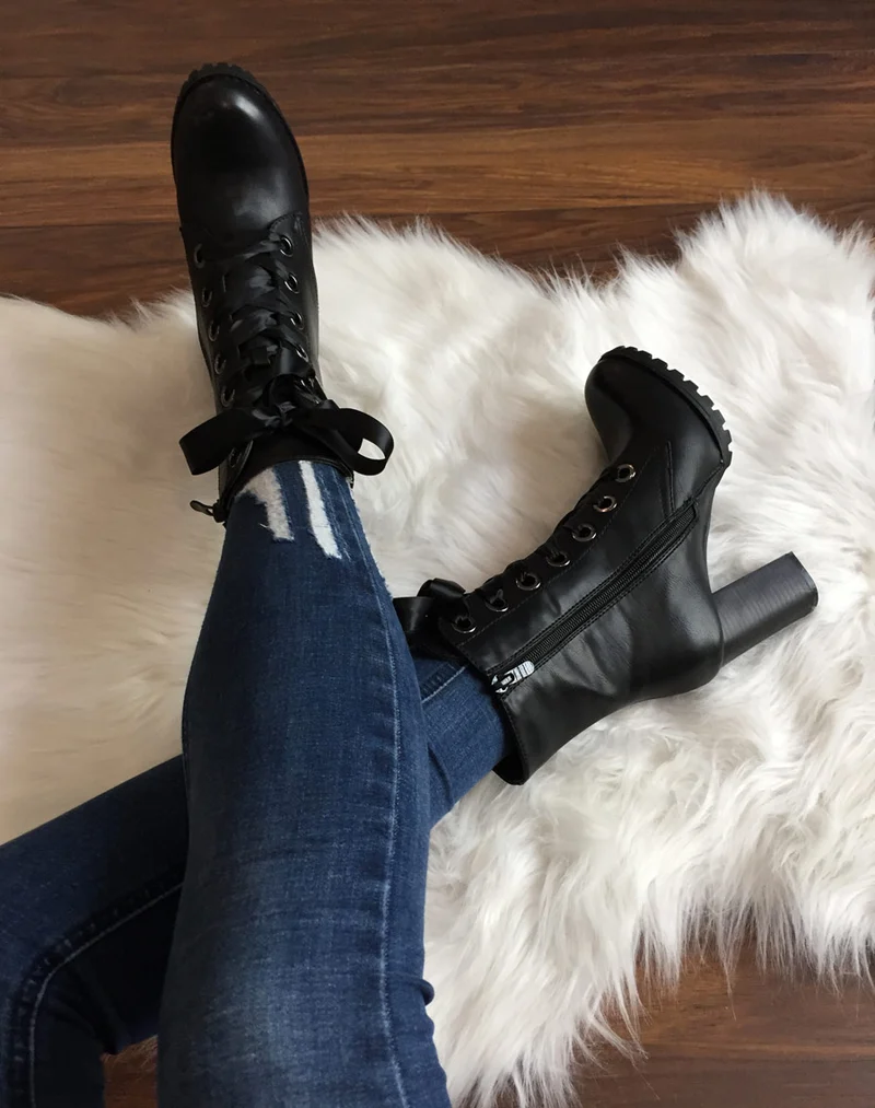 Bottines hautes noires à lacet et à semelles crantées