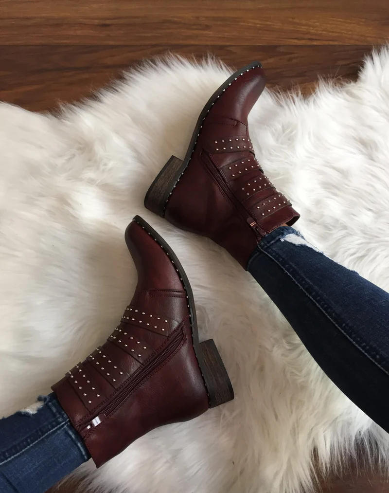 Bottines à brides bordeaux ornées de clous