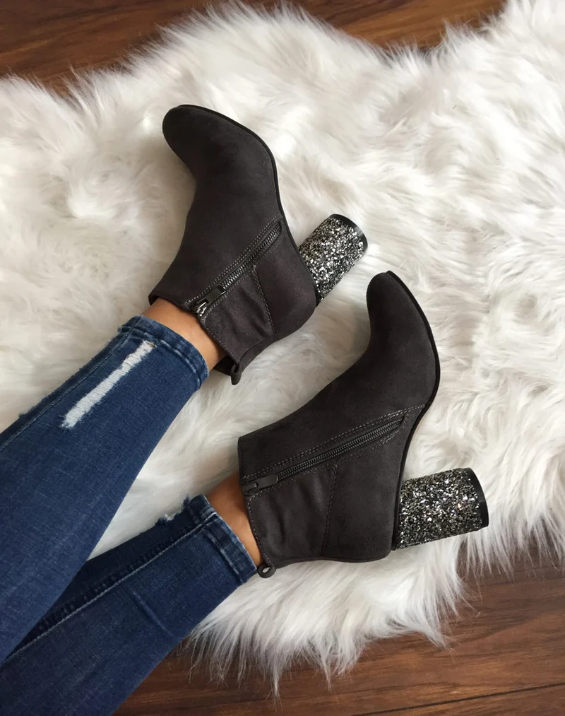 Bottines grises à talons ronds et pailletés