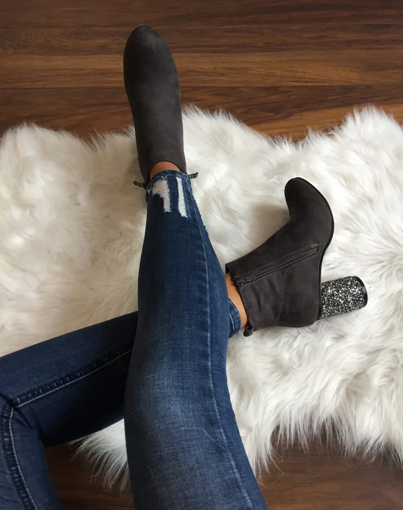 Bottines grises à talons ronds et pailletés