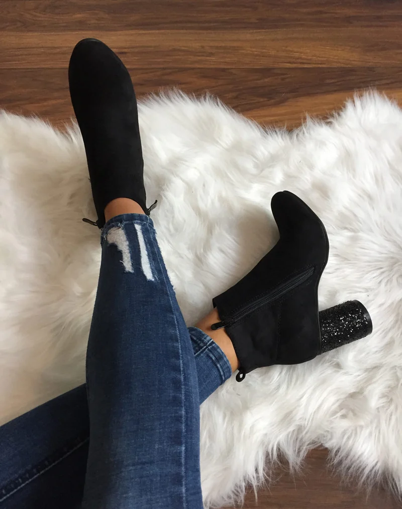 Bottines noires à talons ronds et pailletés