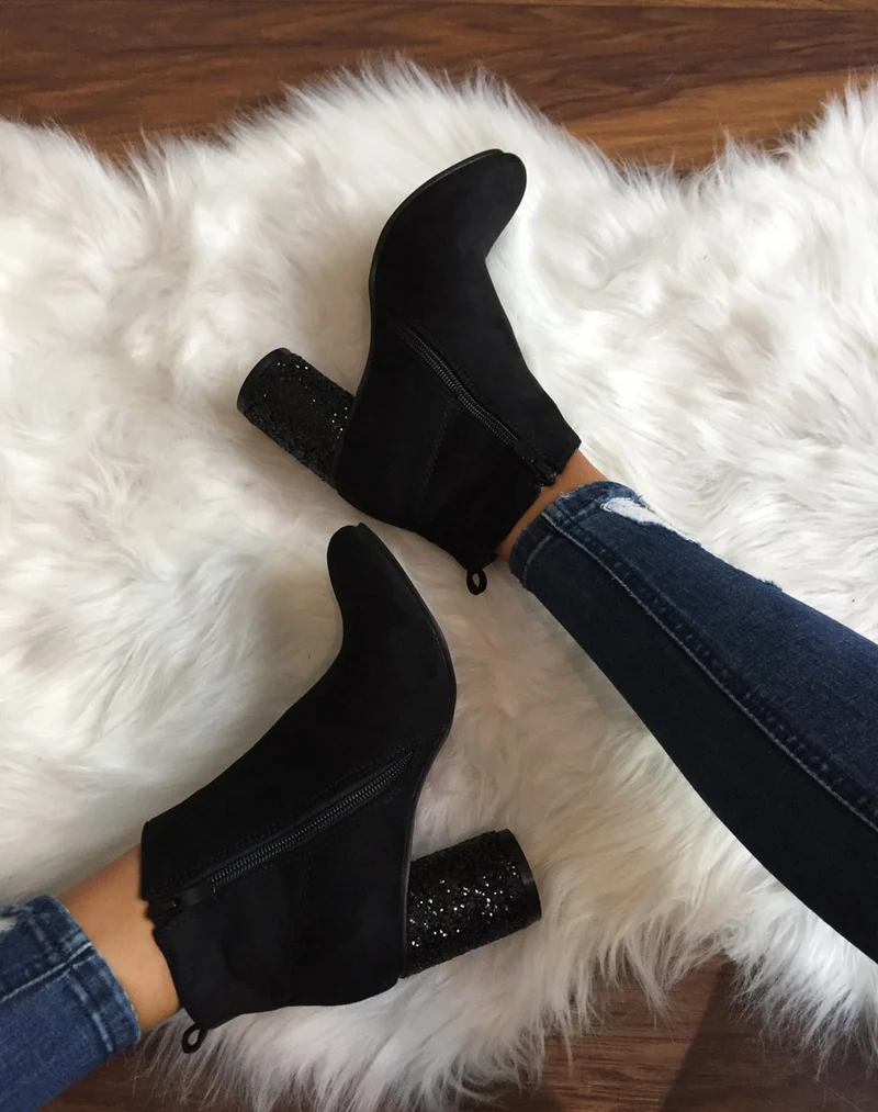 Bottines noires à talons ronds et pailletés
