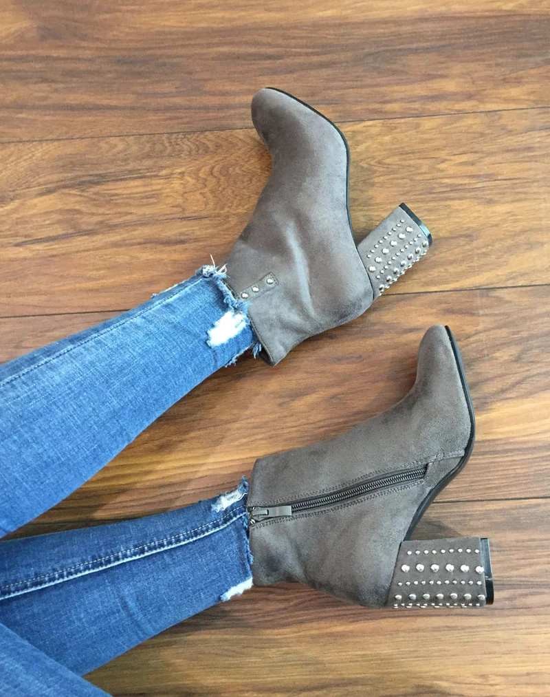 Bottines en suédine grises à talons cloutés